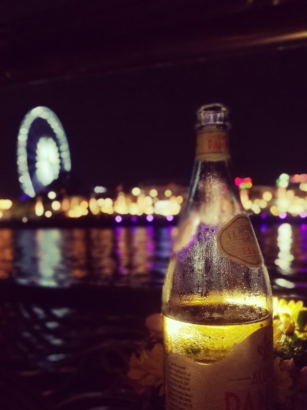 Champagner auf dem Nacht-Kreuzfahrtschiff