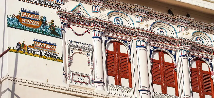 the colorful wall of the Junagarh Fort