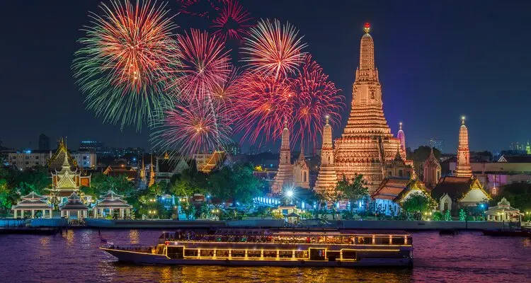 Night cruise on Chao Phraya River